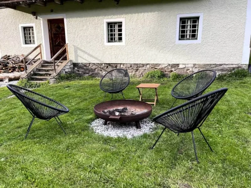 Feuerstelle, Griller und Gartenmöbel für laue Sommerabende.