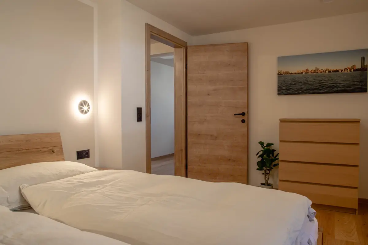 Schlafzimmer 1